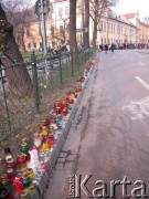 06.04.2005, Kraków , Polska.
Ulica Franciszkańska. W głębi Kuria Metropolitalna. Żałoba po śmierci Jana Pawła II.
Fot. Piotr Dylik, zbiory Ośrodka KARTA