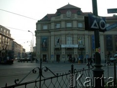 06.04.2005, Kraków, Polska.
Ulica Zwierzyniecka. Filharmonia im. Karola Szymanowskiego. Żałoba po śmierci Jana Pawła II.
Fot. Piotr Dylik, zbiory Ośrodka KARTA