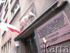 07.04.2005, Kraków, Polska.
Ulica Komorowskiego. Żałoba po śmierci Jana Pawła II. Kamienica Laszczków.
Fot. Piotr Dylik, zbiory Ośrodka KARTA