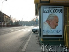 06.04.2005, Kraków, Polska.
Żałoba po śmierci Jana Pawła II. Reklama tygodnika Wprost.
Fot. Piotr Dylik, zbiory Ośrodka KARTA