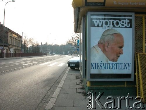 06.04.2005, Kraków, Polska.
Żałoba po śmierci Jana Pawła II. Reklama tygodnika Wprost.
Fot. Piotr Dylik, zbiory Ośrodka KARTA