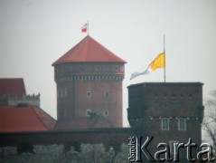 07.04.2005, Kraków, Polska.
Biały Marsz. Wawel. Baszta Senatorska. Z prawej Baszta Złodziejska.
Fot. Piotr Dylik, zbiory Ośrodka KARTA
