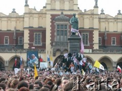 07.04.2005, Kraków, Polska.
Rynek Główny. Biały Marsz. Sukiennice. Pomnik Adama Mickiewicza.
Fot. Piotr Dylik, zbiory Ośrodka KARTA