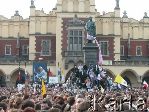 07.04.2005, Kraków, Polska.
Rynek Główny. Biały Marsz. Sukiennice. Pomnik Adama Mickiewicza.
Fot. Piotr Dylik, zbiory Ośrodka KARTA