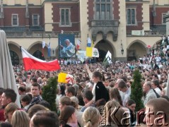 07.04.2005, Kraków, Polska.
Rynek Główny. Biały Marsz. Sukiennice.
Fot. Piotr Dylik, zbiory Ośrodka KARTA