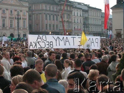 07.04.2005, Kraków, Polska.
Rynek Główny. Biały Marsz.
Fot. Piotr Dylik, zbiory Ośrodka KARTA