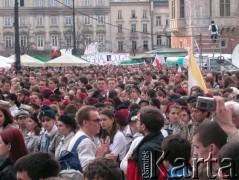 07.04.2005, Kraków, Polska.
Rynek Główny. Biały Marsz. Z lewej fragment Wieży Ratuszowej.
Fot. Piotr Dylik, zbiory Ośrodka KARTA