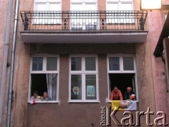 07.04.2005, Kraków, Polska.
Ulica Grodzka. Biały Marsz. Udekorowane okno.
Fot. Piotr Dylik, zbiory Ośrodka KARTA