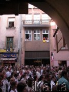 07.04.2005, Kraków , Polska.
Ulica Grodzka. Biały Marsz. Udekorowane okno.
Fot. Piotr Dylik, zbiory Ośrodka KARTA