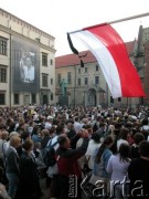 07.04.2005, Kraków, Polska.
Plac Wszystkich Świętych. Biały Marsz. Z lewej siedziba Urzędu Miasta - Pałac Wielopolskich. W centrum pomnik Józefa Dietla, w głębi Klasztor i Bazylika Franciszkanów. Flaga z kirem. 
Fot. Piotr Dylik, zbiory Ośrodka KARTA
