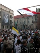 07.04.2005, Kraków, Polska.
Plac Wszystkich Świętych. Biały Marsz. Z lewej siedziba Urzędu Miasta - Pałac Wielopolskich. W centrum pomnik Józefa Dietla, w głębi Klasztor i Bazylika Franciszkanów. Flaga z kirem.
Fot. Piotr Dylik, zbiory Ośrodka KARTA