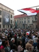 07.04.2005, Kraków, Polska.
Plac Wszystkich Świętych. Biały Marsz. Z lewej siedziba Urzędu Miasta - Pałac Wielopolskich. W centrum pomnik Józefa Dietla, w głębi Klasztor i Bazylika Franciszkanów. Flaga z kirem.
Fot. Piotr Dylik, zbiory Ośrodka KARTA