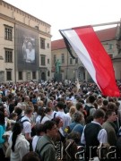 07.04.2005, Kraków, Polska.
Plac Wszystkich Świętych. Biały Marsz. Z lewej siedziba Urzędu Miasta - Pałac Wielopolskich. W centrum pomnik Józefa Dietla, w głębi Klasztor i Bazylika Franciszkanów. Flaga z kirem.
Fot. Piotr Dylik, zbiory Ośrodka KARTA
