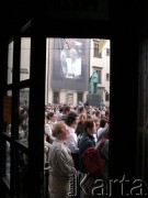 07.04.2005, Kraków, Polska.
Plac Wszystkch Świętych. Biały Marsz. W centrum pomnik Józefa Dietla. W tle Urząd Miasta - Pałac Wielopolskich.
Fot. Piotr Dylik, zbiory Ośrodka KARTA
