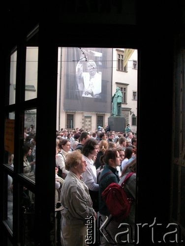 07.04.2005, Kraków, Polska.
Plac Wszystkch Świętych. Biały Marsz. W centrum pomnik Józefa Dietla. W tle Urząd Miasta - Pałac Wielopolskich.
Fot. Piotr Dylik, zbiory Ośrodka KARTA