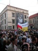 07.04.2005, Kraków, Polska.
Plac. Wszystkich Świętych. Biały Marsz. W centrum siedziba Urzędu Miasta - Pałac Wielopolskich. Z prawej  Klasztor i Bazylika Franciszkanów. 
Fot. Piotr Dylik, zbiory Ośrodka KARTA