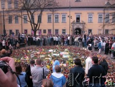 07.04.2005, Kraków, Polska.
Ulica Franciszkańska 3. Biały Marsz. Pałac Biskupi.
Fot. Piotr Dylik, zbiory Ośrodka KARTA