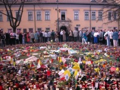07.04.2005, Kraków, Polska.
Ulica Franciszkańska 3. Biały Marsz. Pałac Biskupi.
Fot. Piotr Dylik, zbiory Ośrodka KARTA