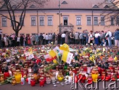 07.04.2005, Kraków, Polska.
Ulica Franciszkańska 3. Biały Marsz. Pałac Biskupi.
Fot. Piotr Dylik, zbiory Ośrodka KARTA