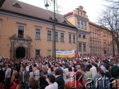 07.04.2005, Kraków, Polska.
Ulica Franciszkańska 3. Biały Marsz. Pałac Biskupi.
Fot. Piotr Dylik, zbiory Ośrodka KARTA