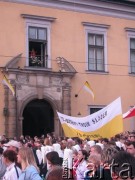 07.04.2005, Kraków, Polska.
Ulica Franciszkańska 3. Biały Marsz. Pałac Biskupi.
Fot. Piotr Dylik, zbiory Ośrodka KARTA