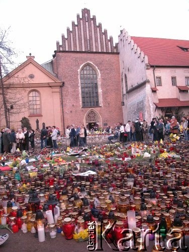 07.04.2005, Kraków, Polska.
Ulica  Franciszkańska 2. Biały Marsz. Kościół św. Franciszka z Asyżu.
Fot. Piotr Dylik, zbiory Ośrodka KARTA