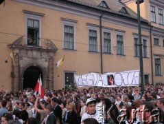 07.04.2005, Kraków, Polska.
Ulica Franciszkańska 3. Biały Marsz. Pałac Biskupi. Transparent.
Fot. Piotr Dylik, zbiory Ośrodka KARTA