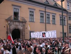 07.04.2005, Kraków, Polska.
Ulica Franciszkańska 3. Biały Marsz. Pałac Biskupi. Transparent.
Fot. Piotr Dylik, zbiory Ośrodka KARTA