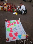 07.04.2005, Kraków, Polska.
Biały Marsz. Chłopiec zapalający znicz.
Fot. Piotr Dylik, zbiory Ośrodka KARTA
