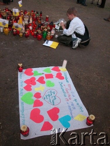 07.04.2005, Kraków, Polska.
Biały Marsz. Chłopiec zapalający znicz.
Fot. Piotr Dylik, zbiory Ośrodka KARTA