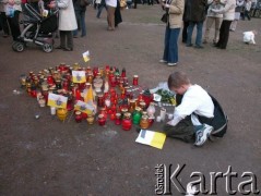 07.04.2005, Kraków, Polska.
Biały Marsz. Chłopiec zapalający znicz.
Fot. Piotr Dylik, zbiory Ośrodka KARTA