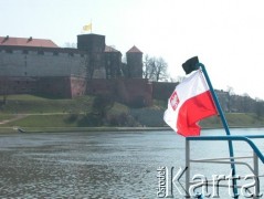 05.04.2005, Kraków, Polska.
Żałoba po śmierci Jana Pawła II.  Wawel. Wisła. Flaga z kirem.
Fot. Piotr Dylik, zbiory Ośrodka KARTA