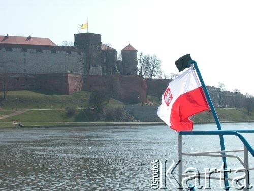 05.04.2005, Kraków, Polska.
Żałoba po śmierci Jana Pawła II.  Wawel. Wisła. Flaga z kirem.
Fot. Piotr Dylik, zbiory Ośrodka KARTA