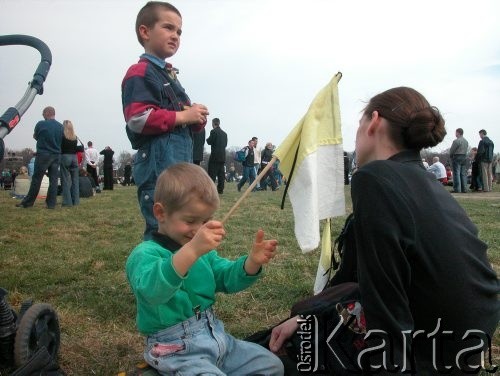 08.04.2005, Kraków, Polska.
Błonia. Żałoba po śmierci Jana Pawła II. Kobieta z dziećmi - rodzina autora zdjęć. Chłopiec z chorągiewką.
Fot. Piotr Dylik, zbiory Ośrodka KARTA