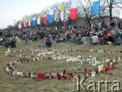 08.04.2005, Kraków, Polska.
Błonia. Ludzie gromadzący się na Błoniach. Żałoba po śmierci Jana Pawła II. Flagi. Znicze. 
Fot. Piotr Dylik, zbiory Ośrodka KARTA