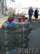 05.04.2005, Kraków, Polska.
Ulica Franciszkańska. Żałoba po śmierci Jana Pawła II. 
Fot. Piotr Dylik, zbiory Ośrodka KARTA