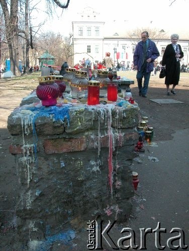 05.04.2005, Kraków, Polska.
Ulica Franciszkańska. Żałoba po śmierci Jana Pawła II. 
Fot. Piotr Dylik, zbiory Ośrodka KARTA