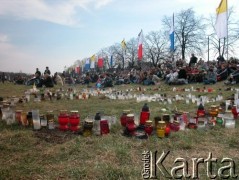 08.04.2005, Kraków, Polska.
Błonia. Ludzie gromadzący się na Błoniach. Żałoba po śmierci Jana Pawła II. Znicze. Flagi.
Fot. Piotr Dylik, zbiory Ośrodka KARTA