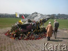 18.04.2005, Kraków, Polska.
Żałoba po śmierci Jana Pawła II. Kobieta i mężczyzna zapalają znicze pod papieskim głazem na Błoniach, upamiętniającym miejsce, w którym w czasie mszy odprawianych przez Jana Pawła II ustawiony był ołtarz.
Fot. Piotr Dylik, zbiory Ośrodka KARTA