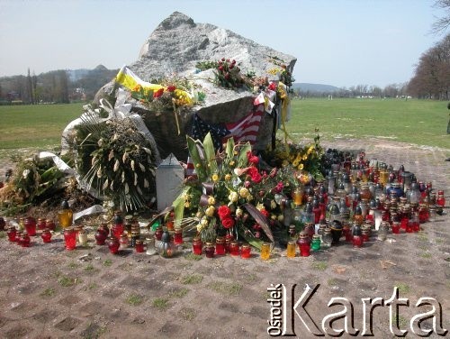 18.04.2005, Kraków, Polska.
Żałoba po śmierci Jana Pawła II. Papieski głaz na Błoniach, upamiętniającym miejsce, w którym w czasie mszy odprawianych przez Jana Pawła II ustawiony był ołtarz.
Fot. Piotr Dylik, zbiory Ośrodka KARTA