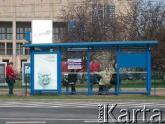 18.04.2005, Kraków, Polska.
Żałoba po śmierci Jana Pawła II. Plakat z podobizną papieża na przystanku tramwajowym przy ulicy Focha nieopodal gmachu Muzeum Narodowego.
Fot. Piotr Dylik, zbiory Ośrodka KARTA