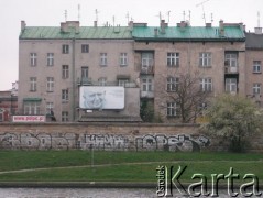 20.04.2005, Kraków, Polska.
Żałoba po śmierci Jana Pawła II. Plakat z wizerunkiem papieża przed kamienicą nad Wisłą.
Fot. Piotr Dylik, zbiory Ośrodka KARTA