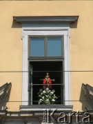 05.04.2005, Kraków, Polska.
Ulica Franciszkańska 3. Żałoba po śmierci Jana Pawła II. Pałac Biskupi.
Fot. Piotr Dylik, zbiory Ośrodka KARTA