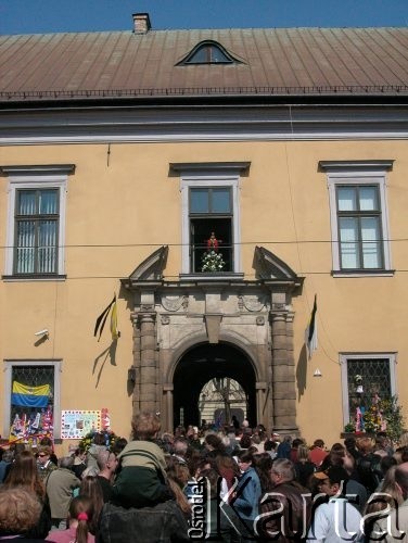 05.04.2005, Kraków, Polska.
Ulica Franciszkańska 3. Żałoba po śmierci Jana Pawła II. Pałac Biskupi.
Fot. Piotr Dylik, zbiory Ośrodka KARTA