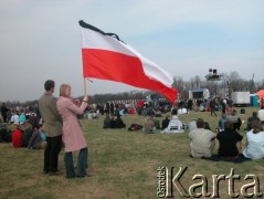 08.04.2005, Kraków, Polska.
Ludzie gromadzący się na Błoniach. Żałoba po śmierci Jana Pawła II. Flaga z kirem.
Fot. Piotr Dylik, zbiory Ośrodka KARTA