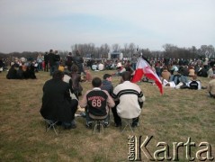 08.04.2005, Kraków, Polska.
Ludzie gromadzący się na Błoniach. Żałoba po śmierci Jana Pawła II. W głębi ołtarz.
Fot. Piotr Dylik, zbiory Ośrodka KARTA