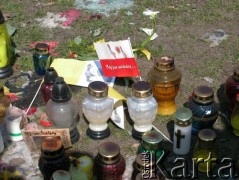 05.04.2005, Kraków, Polska.
Żałoba po śmierci Jana Pawła II. Znicze. Chorągiewki.
Fot. Piotr Dylik, zbiory Ośrodka KARTA