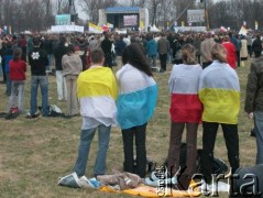 08.04.2005, Kraków, Polska.
 Ludzie gromadzący się na Błoniach. Żałoba po śmierci Jana Pawła II. Flagi.W głębi ołtarz.
Fot. Piotr Dylik, zbiory Ośrodka KARTA