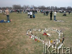 08.04.2005, Kraków, Polska.
Ludzie gromadzący się na Błoniach. Żałoba po śmierci Jana Pawła II. Znicze. W głębi ołtarz.
Fot. Piotr Dylik, zbiory Ośrodka KARTA