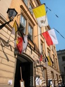 05.04.2005, Kraków, Polska.
Żałoba po śmierci Jana Pawła II. Flagi z kirem.
Fot. Piotr Dylik, zbiory Ośrodka KARTA